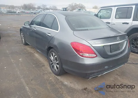 2017 Mercedes-Benz C 300 4Matic z USA, uszkodzony, nr VIN 55SWF4KB6HU191966